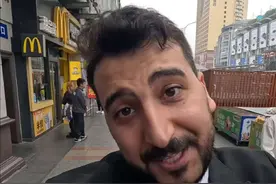 伊拉克美食博主@老王在中国 来广西啦~呀哈比比看看老王在广西都吃了啥好吃的！#老王在中国 #广西美食 #深夜放毒 #2025广西旅游年视频封面