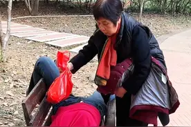 女子冲动离婚醉酒路边 陌生阿姨暖心举动..好人一生平安！#正能量 #好人一生平安视频封面