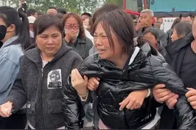 杜亚鹏的车已经安全到家了 卡嫂整个人都崩溃了愿逝者安息