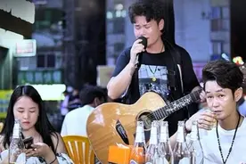 吃散伙饭的情侣点《那就这样吧》！一个毫无波澜，一个五味杂陈！ @小情哥哥 #来汽水听宝藏歌单 #音乐 #伤感情歌