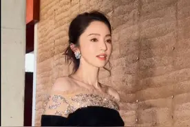 凌晨两点收工，女演员的“发光秘籍”是它？💡#女演员日常 #熬夜护肤 #百雀羚胶原水光面膜 #百雀羚面膜