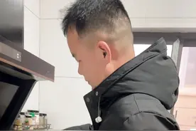 现在可能我年龄大了吧，当初没有婚礼现在想想挺遗憾的，结婚照必须得补一下，二哥这个事吧，我们不参与，我就希望他俩好好的就可以了。#我的乡村生活 #记录真实生活 #家庭视频封面
