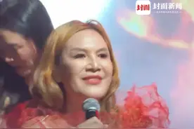 那艺娜首次回应与经纪人恋情传闻：是谣言，就是正常合作关系，我都这个岁数了，为啥给我造这些谣？现在都改为带着自己妹妹出去#那艺娜 #那艺娜张兵