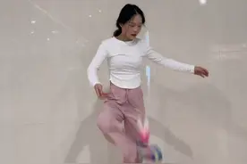 踢毽子入门基本功讲解，首次讲解视频 第一次录教程视频，如果多人看有需要的，可以考虑录其他的教程哦，视频讲解纯属个人心得领悟，如有更好的方法也可以分享一下哦！希望能帮助到大家，谢谢！#大白毽 #踢键子 #因为热爱所以坚持 #踢毽子入门 #踢毽子基本功