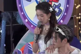 两个人不仅能搞笑到一块，连唱歌也能唱到一块#王玉雯 #黄明昊 #王玉雯闯进歌手赛道 #现场版live