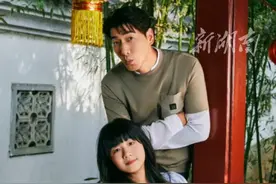 43岁张亮与10岁女儿合拍杂志，网友锐评：基因强大 （编辑：秋秋）