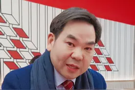 #抖出健康知识宝藏  无论吃饭，还是喝水，都不能太烫，都不要太烫！温度超过60度会损伤食管黏膜，增加患食管癌等疾病风险。10到40度的食物温度，是合适的，37度左右的温度最合适！#知识科普 #陈小兵博士团队 #河南省首席科普专家陈小兵工作室视频封面