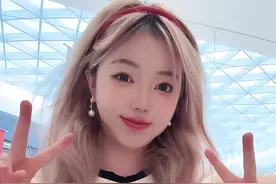 刘飞儿看车偶遇粉丝，惊慌失措夺门而出 #搞笑 #段子 @刘飞儿Faye视频封面