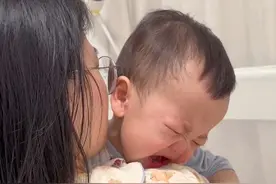 妈妈出差四天，宝宝的反应太令人心疼。这条视频送给职场妈妈，每一次分离都是一次成长！是孩子的成长，也是妈妈的成长～希望我们都越来越勇敢！#分离焦虑 #职场妈妈 #幼崽成长记