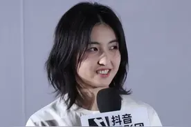 #张子枫回应收养电影里的狗狗 张子枫说收养塔塔是拍摄期间一直都想的事情，也不想让小意小满的故事就此终结❤️还分享了家里的小猫小狗和塔塔初见面的趣事～#电影我会好好的北京路演 #张子枫视频封面