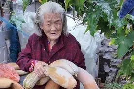 小时候，您把全世界最动听的故事讲给我听。 现在，我送您一个“时光的翻译器”，换我来做您的耳朵。 姥姥，对不起，我来晚了。以后所有的热闹和爱，您都不会再错过。 #隔代亲 #外婆的爱 #暖心瞬间#原创视频