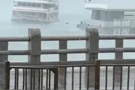 鼓浪屿轮渡海上突遇极端天气，最后安全靠岸。网友点赞船长：处置妥当，船头对着风向，防止侧翻。（来源：新京报）#厦门 #台风 #鼓浪屿