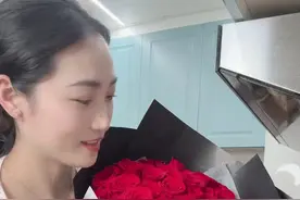 养娃已经很累了，夫妻之间就不要内耗了，希望我们遇到问题想办法解决问题，而不是去埋怨和指责对方。行囊羞涩都无恨 ，难得夫妻是少年，爱从来不是一句简单的山盟海誓，而是无数个平凡日子里的同甘共苦#在平凡的日子里热爱生活 #夫妻日常 #结婚纪念日