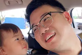 跨越1000多公里，一见到爸爸就开心的喊个不停，这一声声爸爸，老父亲的心都要融化了…🫠#女儿是爸的小棉袄 #亲子间的温情时刻视频封面