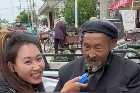 记录93岁爷爷赶集卖扫帚的全过程，幸亏有个孙女子全给买了。#时代小哥 #农村生活视频封面