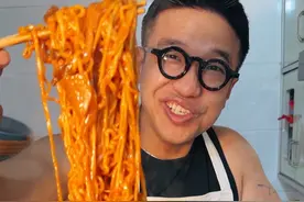 男人会做饭女人靠边站 洋葱牛肉芝士火鸡面！黏黏糊糊的真好吃#火鸡面的神仙吃法 #火鸡面 #简单吃点 #速食美食