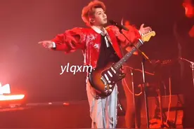 #王源 吉他弹唱版《滚烫的青春》 舞台上闪闪发光的源儿真的太有魅力了！#王源演唱会抖音特别场 #抖音城市生活节 #王源演唱会抖音直播