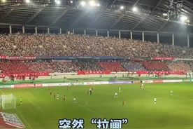 #苏超淮安主场进球后突然停电？ 现场观众大喊“开灯”，用手机手电筒点亮赛场。