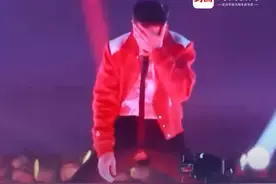 萧敬腾演唱《王妃》时裤裆开裂，低头检查后继续忘情表演，工作室回应：“记住了，下次准备卡码拍大”，网友："有这种心态做什么都会成功的"