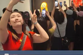 川美毕业展再火出圈！陕西游客专程飞来重庆打卡，油画作品《祷》前围满观众，慕名而来只为一睹真容。#川美