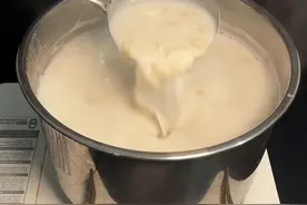 闽南古早味花生汤做法 闽南古早味花生汤加些芋泥，油条是绝配，味道好极了，开启了美好的一天。#秋冬热饮 #花生汤家常做法 #闽南花生汤 #花生汤 #福建美好推荐官