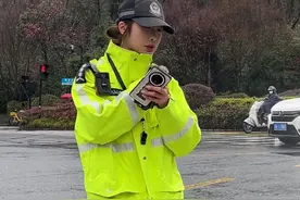 限量区域司机没有报备 司机当着兔子警官面加速闯卡了#杭州女交警 #兔子警官 #平安出行 #内容启发搜索视频封面