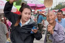 爷爷怕孙女花钱，给黄瓜也说不吃咬不动，买猪肉也说不吃咬不动，一囗牙挺好的。#时代小哥 #农村生活