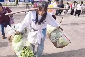 渝忠客2180，是从洋渡镇码头到忠县西山码头，长江上唯一一艘水上公交船，给周边菜农提供了方便，还提供免费的早餐，船娘芳姐和四妹，一哥大家都辛苦了哦🌹🌹🌹#洋渡镇码头 #忠县码头 #长江@DOU+小助手 @抖音小助手