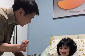 八年时光，岁月在妈妈的身体里悄然留下痕迹，可那份爱美的心却从未改变。曾经，妈妈是那么爱美爱干净，如今即便被渐冻症困住，对美好的追求依旧炽热。昨天，妈妈正赶上生理期，还感冒了，已经三天没洗澡。但她却执拗地非要爸爸给她洗澡，爸爸怎么耐心劝说都不管用，无奈之下只好向姥姥求助。姥姥在电话那头苦口婆心，可妈妈却任性得像个孩子，还笑着让我挂掉姥姥电话。爸爸终究还是拗不过她，小心翼翼地满足了妈妈的心愿。今天一早，爸爸又细心地给妈妈洗头，温柔的动作里藏满了心疼与爱意。厨房里飘出阵阵香气，原来是爸爸做了妈妈最爱吃的红烧鱼头。当爸爸专注地为妈妈扒鱼头刺，不经意间嗦了一下筷子时，妈妈竟然像个初恋的少女般，害羞又嫌弃地嗔怪爸爸。那一瞬间，爱意在空气中流淌，仿佛时光都变得温柔起来。在这场与病魔的漫长抗争里，爸爸用日复一日的陪伴和照顾，将平凡的日子过成了最动人的诗篇。他们的爱情，是岁月里最温暖的光，照亮了生活的每一个角落，也教会我什么是不离不弃的深情。#夫妻日常 #在平凡的日子里热爱生活 #有你的陪伴真的好甜蜜 #记录真实生活