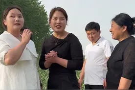 今天一起下地摘蒜苔，一个比一个笨！贝子哥大显身手#农村生活视频封面