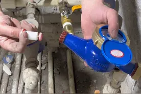 #水表自己转 #水表空转是什么原因 #施工现场实拍 #技术分享 #手艺人在抖音 禹州换水表加止回阀，禹州四高斜对面杨超水暖