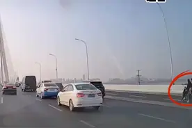 两小伙违法骑行电动车闯桥隧摔倒，交警“闪电”救援化险为夷视频封面