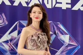 #戚薇 闪钻渐变玫瑰裙 戚哥越来越美丽啦！🥰#QQ音乐超级巅峰之夜 #超级巅峰之夜舞台视频封面
