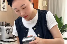 纸杯蛋糕说简单也简单，这条视频包含了纸杯胚子，奶油打发以及装饰技巧，大家可以码住在家试试！#烘焙 #蛋糕🍰 #烘焙人的日常 #爱烘培爱生活 #纸杯蛋糕