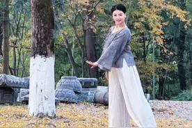 “一年好景君须记， 最是橙黄橘绿时”有银杏叶的秋天总是显得特别浪漫～#古典舞 #银杏黄了 #国风古韵 美美的编舞来自@丽子吖