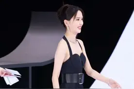 #佟丽娅 黑色挂脖优雅长裙造型这状态好美！#抖音电影奇遇夜 #抖音电影奇遇夜红毯好多人啊