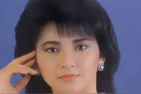 胡慧中，1958年出生于台湾，祖籍江苏淮安，台湾演员、歌手，毕业于台大历史系，1978年因出演《欢颜》进入演艺圈，凭借此片走红台湾，并获得台湾金马奖最佳女主角提名，之后又拍摄了多部文艺片，80年代初期，台湾文艺片市场下滑，胡慧中前去香港发展，签约嘉禾电影公司，在洪金宝的带领下开始练习武打动作，转型为武打明星，先后参演了《福星高照》、《夏日福星》、《霸王花》等影片，感情方面，和前夫唐重生于1994年结婚，两年后离婚，1998年同医生何志平结婚，育有一女#老照片 #一代人的回忆 #人物故事 #胡慧中视频封面