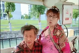 不婚主义 他是街头巷尾的“流浪者”，也是满腹经纶的“读书人”。一身褴褛，却藏不住胸中万卷书；半生漂泊，却活成了千万人心中“不敢成为的自己”——他是沈巍，一个用独身与不婚对抗世俗期待的“人间清醒者”。 有人说他“怪”，捡垃圾、不结婚、对女人“没兴趣”，可他反问：“人生的价值，难道只在于成家立业？ 多少人的一生，被“按时结婚”“传宗接代”的枷锁捆绑，活成了父母期待的样子，却弄丢了自己的灵魂。而沈巍，用26年的流浪告诉我们真正的自由，是敢于对“标配人生”说“不”他并非天生抗拒婚姻，而是看透了“为你好”背后的控制欲。  幼时，父亲撕毁他的文史书籍，逼他学审计；成年后，社会又用体面工作 完整家庭定义他的价值。他选择流浪，是逃离枷锁，更是对自我信仰的坚守——宁可孤独地与《左传》《尚书》对话，也不愿在世俗剧本里扮演“合格演员”若连自己的心都安放不了，婚姻不过是另一座牢笼。有人用婚姻填满孤独，我用书本填满灵魂 他的独身，不是冷漠，而是清醒；他的不婚，不是逃避，而是选择活出了精神世界的丰盈 ，我们何尝不是另一种“流浪者”？  身体困在格子间，灵魂却无处栖息；嘴上喊着“独立”，却活成相亲市场上的“待价而沽”。沈巍的“怪”，恰恰照见了我们的“怕”——怕孤独终老，怕与众不同，怕活不成别人眼里的“正常”。 沈巍的故事，不是鼓吹不婚，而是追问幸福的本源。  若婚姻是水到渠成的相遇，独身何尝不是忠于内心的勇气？与其在世俗框架里“假装幸福”，不如像他一样，在热爱的领域“极致流浪”身体可以漂泊，灵魂必须自由人生只有一次，愿你活得“自私”一点爱书，便与书终老；爱人，便为爱奔赴。  真正的体面，从不是活成别人的期待， 而是活成自己#独身主义单身主义视频封面