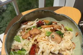 入夏了，明天开始打卡减肥吧😄 主食减肥法+两餐法   🌸两餐： A：低热量早餐+高热量午餐 B：高热量早午餐+低热量晚餐  🌸主食减肥法=主食比例提高  1️⃣主食比例占50%～65%，其他的肉蛋蔬菜为辅的占50%到35%  2️⃣一天两餐即可，控制在16+8减肥效果最佳。必须一日三餐的话，那自己心里要有数总量不能多。  3️⃣怎么判断自己吃的量可以瘦？每餐前有饥饿感+ 临睡前两个小时有饥饿感。   4️⃣中午那顿必须吃饭吃爽，炒菜不要太低油盐，香喷喷的炒菜才能满足食欲。主食比例高，摄入的油盐不会太多。  自己的体重公斤数乘以4，就是你全天大米（生重）的量。比如我55公斤，想减肥每天可以吃220克生米，想减的快可以乘以3。  食欲会有浮动，大基数可以*3～3.5；小基数3.5～4浮动；  主食减肥法可以吃面食，面食的比例是一餐的60%（馒头、发面面食）或者一餐的80%（拉面、打卤面是80%的比例），不过面食会储水，所以第二天体重不会下降。吃面食的量依照吃米饭的饱腹感比较即可。  5️⃣想减肥每天吃的肉类不超过120克（生重）最好，很多人胖的原因是吃肉吃太多了。  6️⃣鸡蛋每天两个就够了。  7️⃣蔬菜每天吃400克（生重）足够了（含配菜大葱）  8️⃣ 不吃水果，不喝牛奶，不吃零食#杜婉冬主食减肥法 #主食减肥法