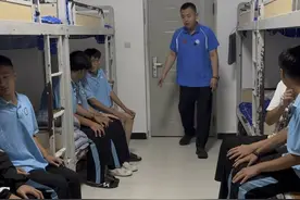 面对懒惰的学生们，我也真的是很无奈，只能亲自上手教他们了 希望他们养成一个好的习惯 #学生宿舍 #懒惰少爷的觉醒 #校园日常生活