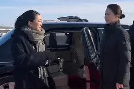 泰国总理佩通坦已返回泰国，临走前特意和女保镖严月霞道别致谢视频封面