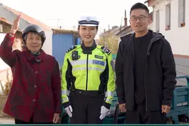 阿萌被交警找上门，原因竟是因为大姨…结局爆笑。视频封面