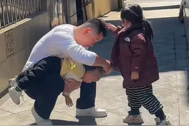 大金果虽然平时会偷偷打妹妹，看似两个相处不咋好的塑料姐妹花，今天看爸爸把妹妹头发剃的那么难看还是会像姐姐一样用她的方式保护和心疼妹妹，嘴里满是对爸爸的责怪和生气😠，虽然小小的身躯显的有些无能为力，但还是会像大人一样保护她的妹妹。#看到最后 #人类幼崽 #剃发 #记录真实生活 #原谅我不厚道的笑了视频封面