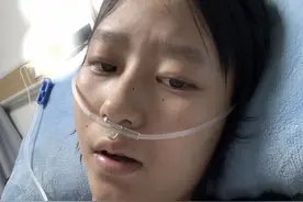 病床困住身体，却困不住想站立的心。两个月的疼痛与坚持，在这一刻化作脚底的力量，我缓缓起身，对抗着重力，也对抗着命运。这不是奇迹，是倔强。疾病可以侵蚀血肉，却磨不灭一个灵魂对生活的渴望#早日康复 #难熬的日子终会过去 #说不出的心酸