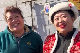 挑战油画交换美好 善良朴实的母女俩 路边摆摊烤豆皮十七年 女儿有个画家梦 #以画换物 #人间烟火 #人物肖像 #油画交换美好 #油画换物视频封面