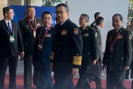 中国人才懂这个眼神的含金量！直击北京香山论坛开幕现场：中国国防部部长董军抵达会场，目光如炬，面带微笑