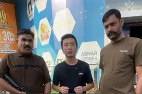 两名巴铁警察贴身保护我的安全，去菜场买菜竟然没人收我钱，最后真的太感动了#巴基斯坦 #巴铁 #中巴友谊 #千万生活dou来拍视频封面