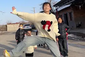 回村过年了 回村后，被村里的小朋友们围观了#猛人舞 #回村过年 #过年喜庆舞跳起来 #曹多多视频封面