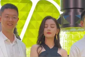 当热巴#迪丽热巴 发现直播没关后的反应，原来美女害羞是这个样子的🤣#娱乐评论大赏