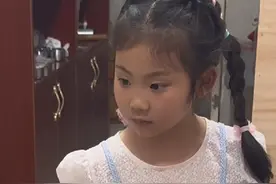 小翻译官认真的样子更可爱、帮爸爸解决好多问题 #一本正经的翻译官 #女儿给聋哑爸爸当翻译 #小女孩视频封面